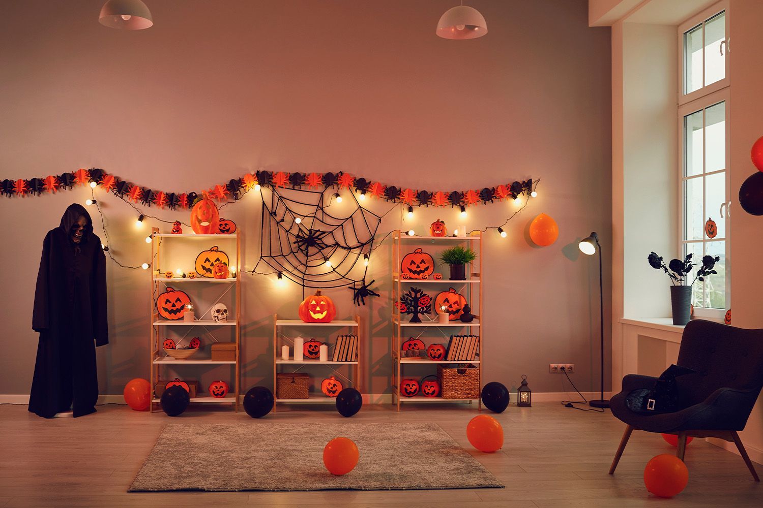Ett rum som är inrett efter halloween.