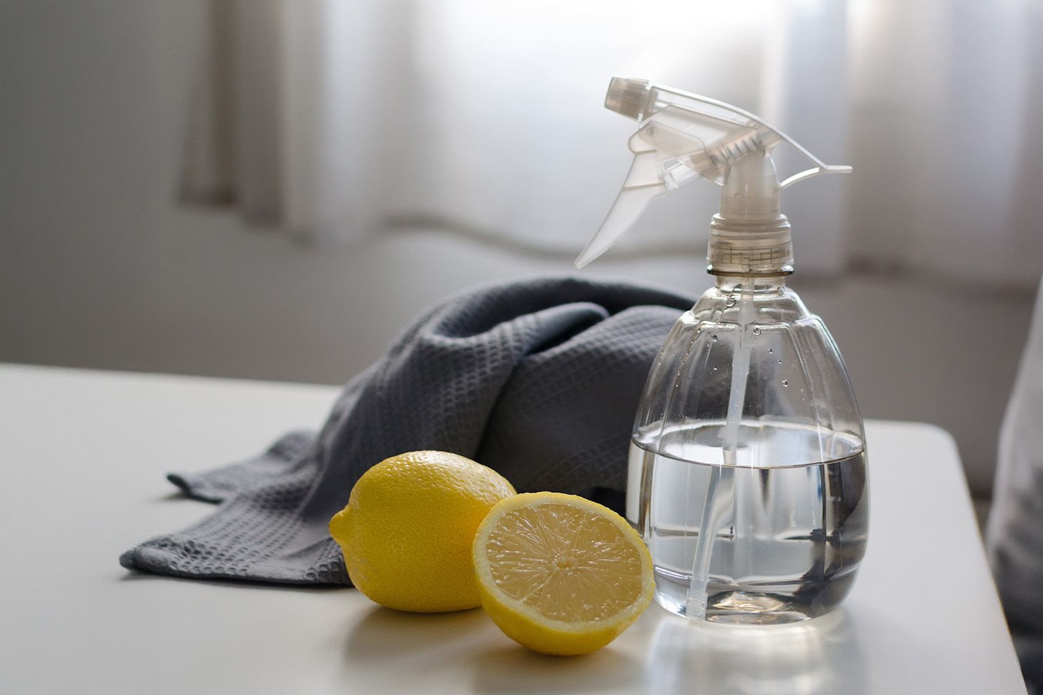 Ättika, citron och en sprayflaska.