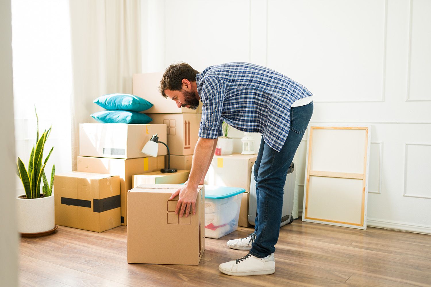 En man bär in lådor.