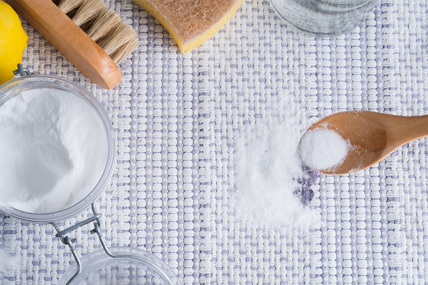 Bikarbonat för rengöring av matta.