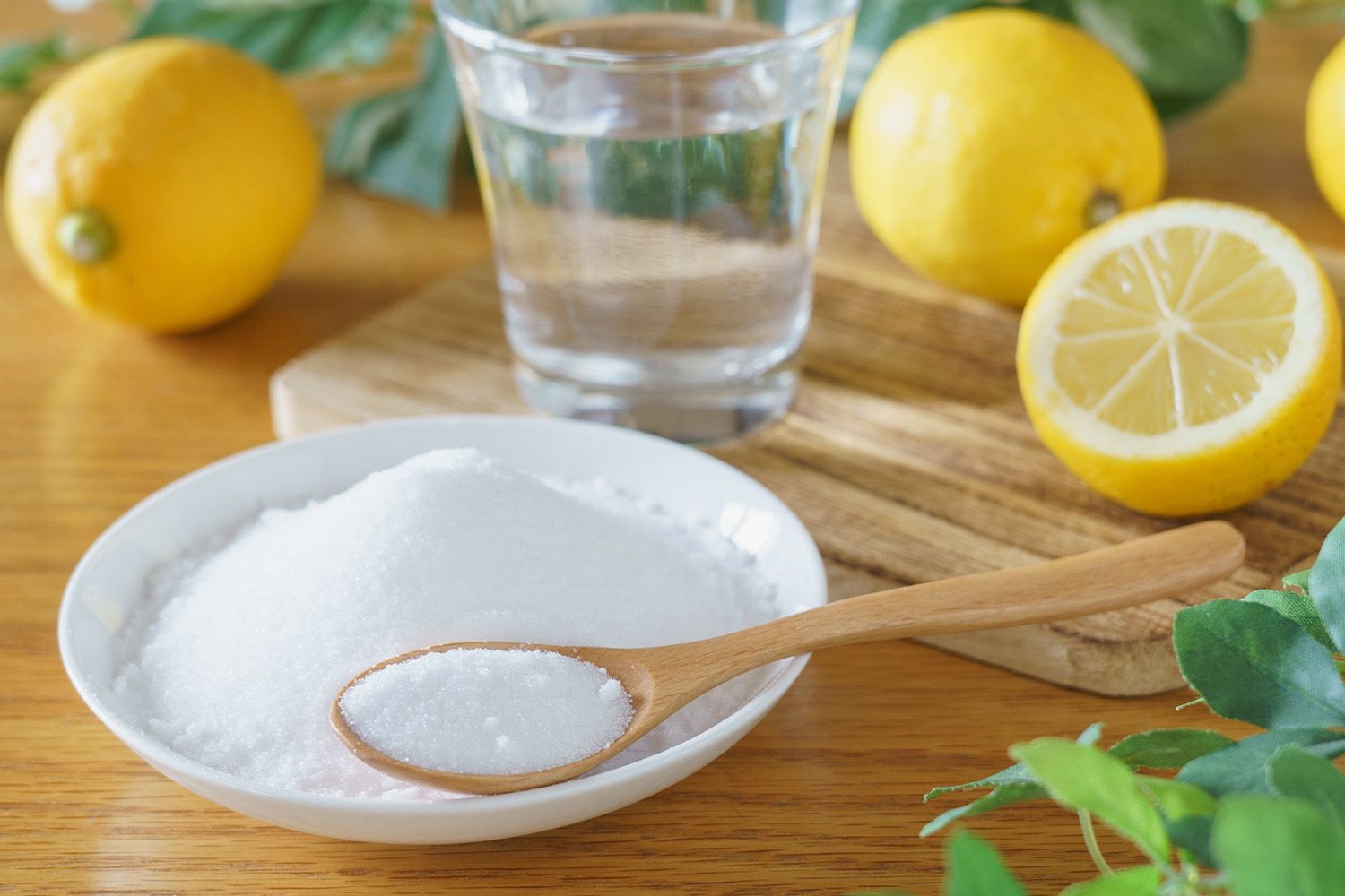 Bild på citronsyra och citroner.