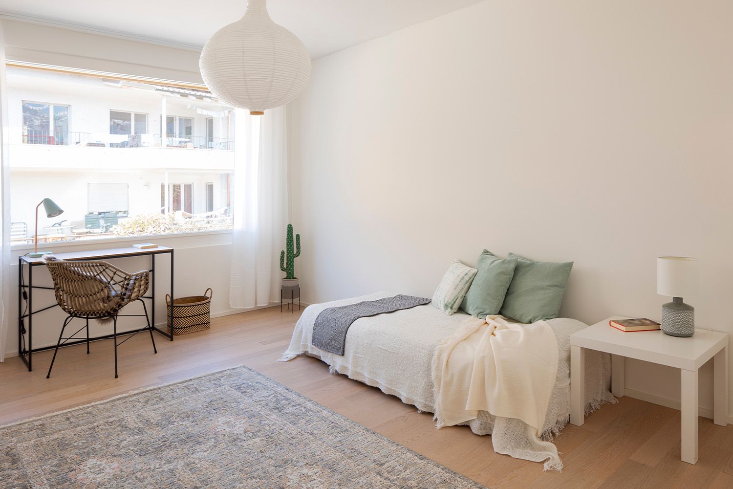 Ett minimalistiskt rum som är frigjort yta.