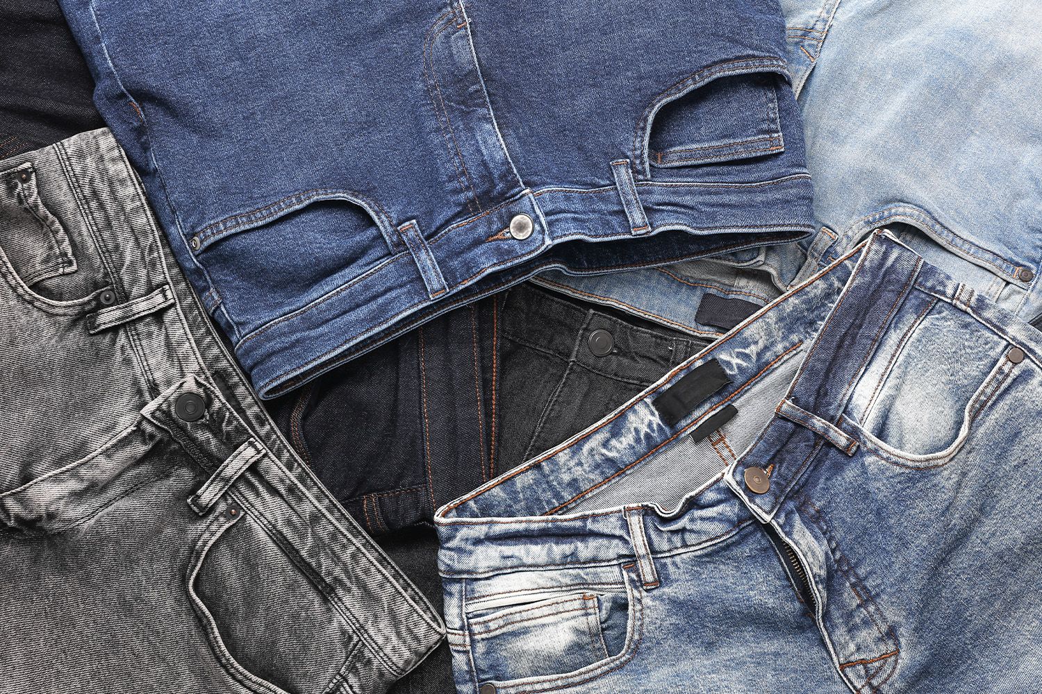 Jeansbyxor, ljusa och mörka.