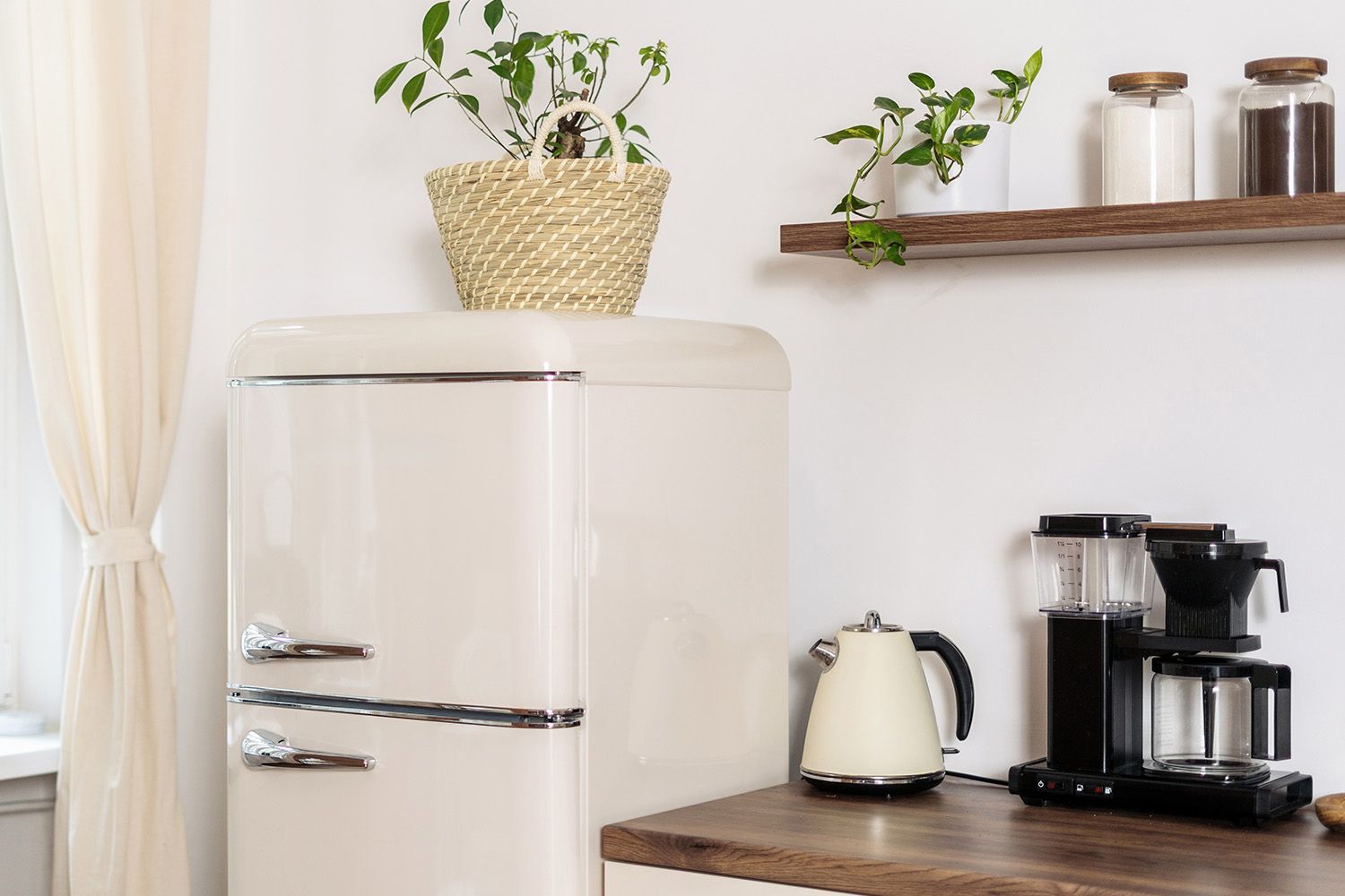 Kaffemaskin i ett minimalistisk kök.