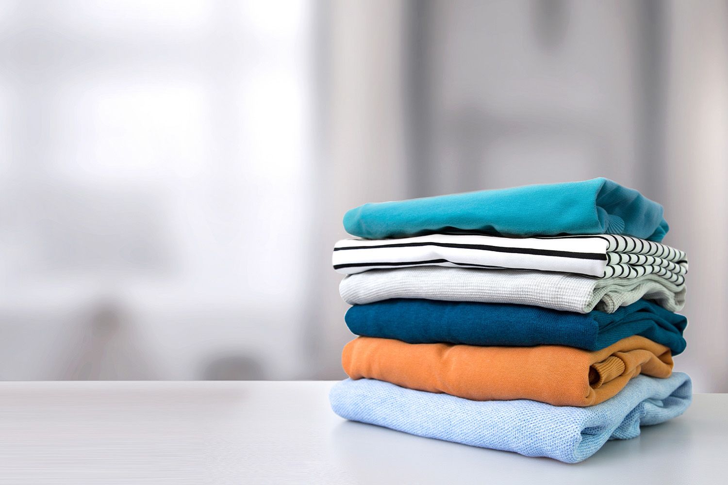 Klädesplagg i olika färger, kulörtvätt.