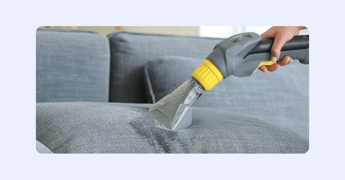 Rengöring av soffa med ångtvätt.