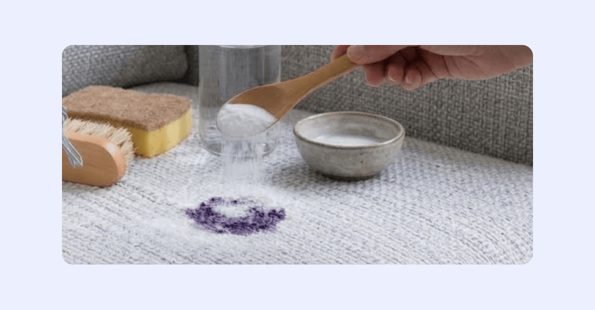 Rengöring av fläck på soffa med bikarbonat.