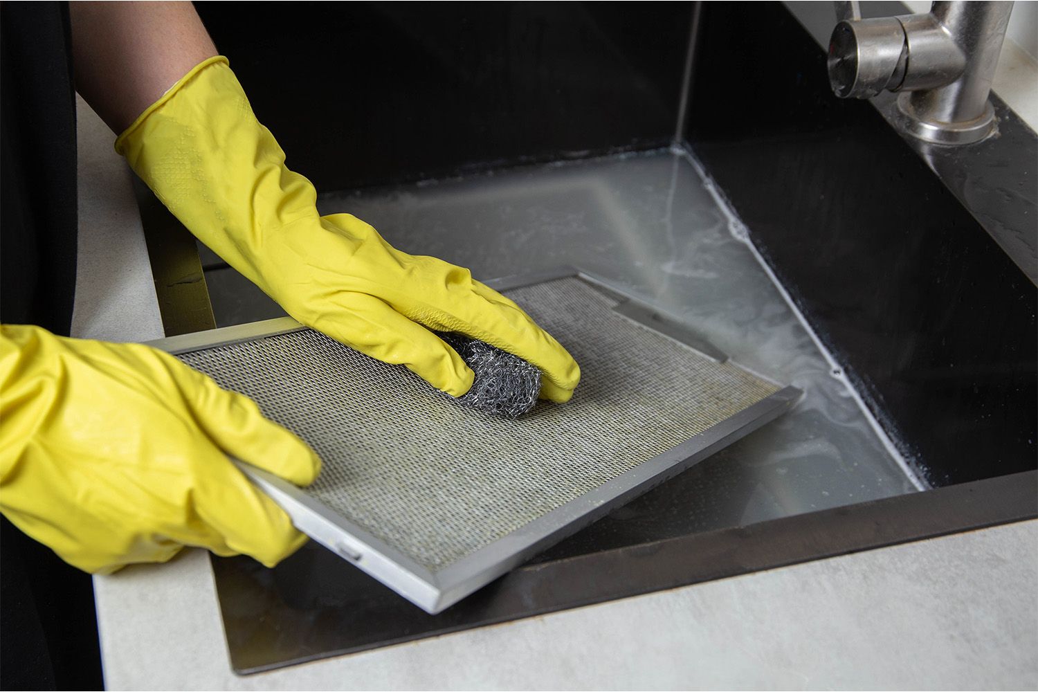 Rengöring av filter för köksfläkten.