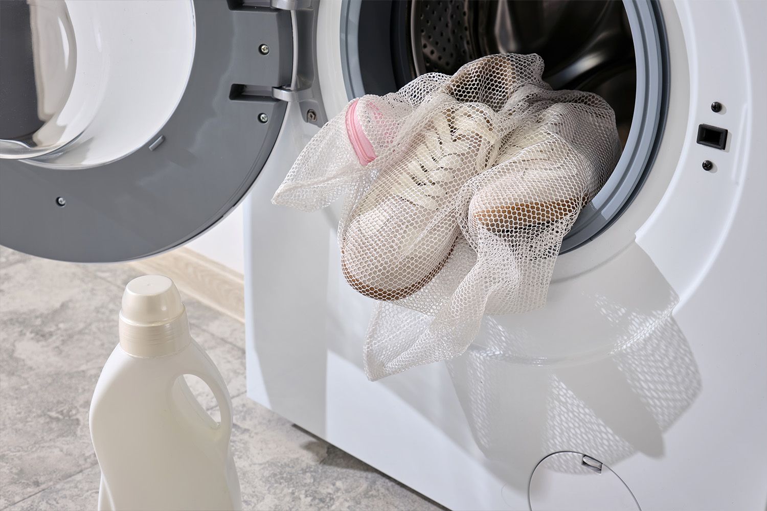 Skor i en tvättpåse.